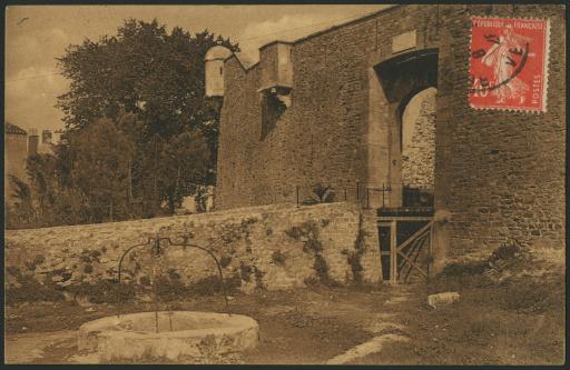 Le château de Noirmoutier : entrée (vues 1-3), donjon carré (vues 2-6).